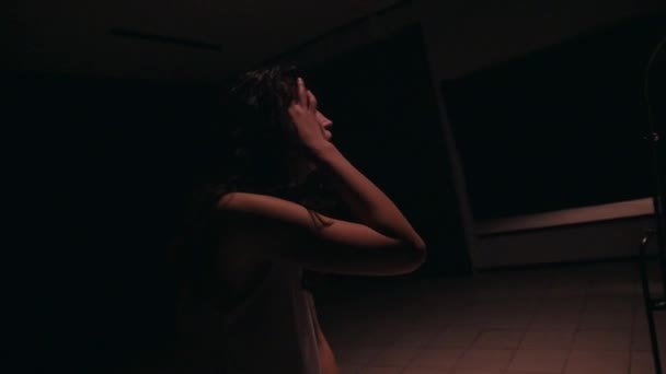 Депрессивная Девушка Темной Комнате Одинокая Сумасшедшая Запертая Комнате Похищенная Девушка — стоковое видео