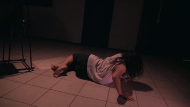 沮丧的女孩在黑暗的房间里 孤独而疯狂的女人被锁在房间里 被绑架的女孩被锁在一间黑暗的房间里 孤独的女囚 — 图库视频影像