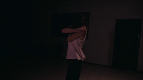 Депресивна Дівчина Темній Кімнаті Самотня Божевільна Жінка Замкнута Кімнаті Викрадена — стокове відео