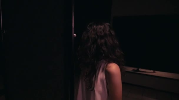Depressives Mädchen Einem Dunklen Raum Einsame Verrückte Frau Zimmer Eingesperrt — Stockvideo