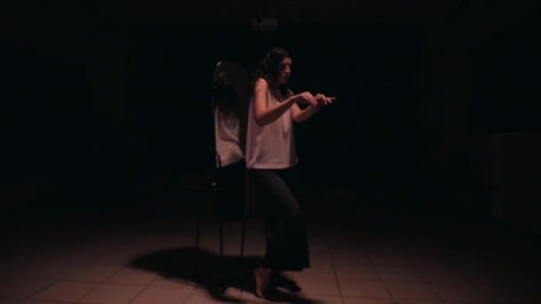 어두운 방에서 우울한 외로운 납치된 소녀는 어두운 갇혀있다 감옥에서 외로운 — 비디오
