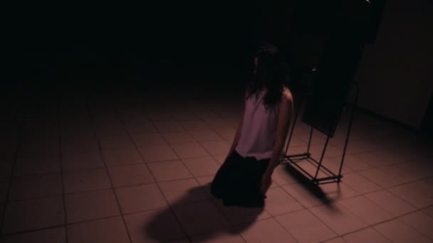 暗い部屋で抑圧された少女 部屋に閉じ込められた狂気の女性 誘拐された少女は暗い部屋に閉じ込められている 刑務所にいる孤独な女性 — ストック動画