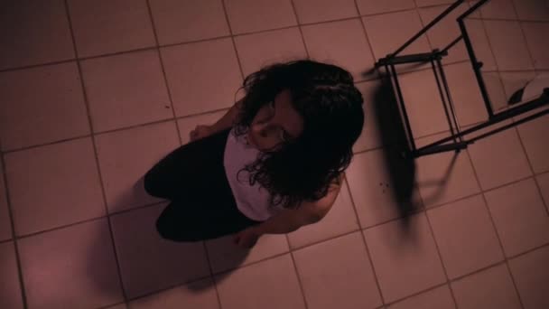 Depressives Mädchen Einem Dunklen Raum Einsame Verrückte Frau Zimmer Eingesperrt — Stockvideo