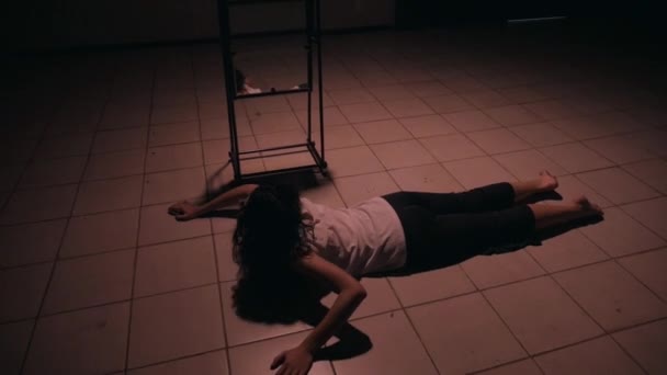 Chica Deprimida Cuarto Oscuro Una Loca Solitaria Encerrada Habitación Chica — Vídeo de stock