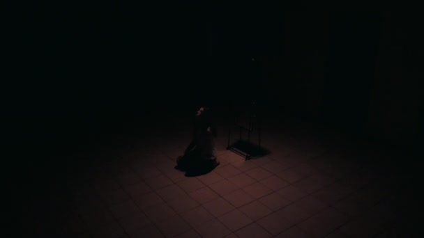 Karanlık Bir Odada Depresif Bir Kız Yalnız Deli Bir Kadın — Stok video