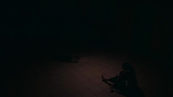 Menina Deprimida Quarto Escuro Uma Louca Solitária Trancada Quarto Rapariga — Vídeo de Stock