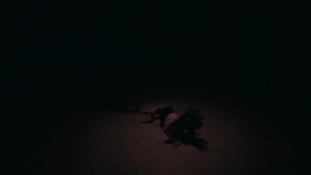 暗い部屋で抑圧された少女 部屋に閉じ込められた狂気の女性 誘拐された少女は暗い部屋に閉じ込められている 刑務所にいる孤独な女性 — ストック動画
