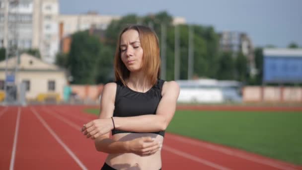 Жінка Спортсменка Біжить Трасі Стадіоні Жінка Спортсменка Робить Фізичні Вправи — стокове відео