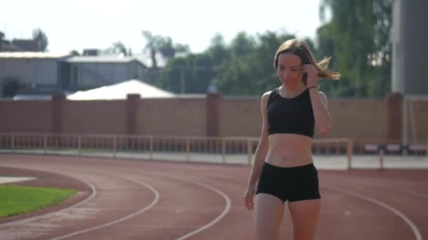Atleta Femenina Corriendo Pista Estadio Atleta Femenina Haciendo Ejercicios Físicos — Vídeo de stock