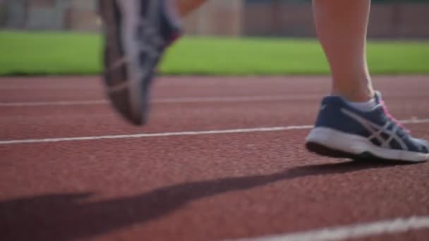 Kvinnlig Idrottsman Joggar Banan Stadion Kvinnlig Idrottsman Gör Fysiska Övningar — Stockvideo