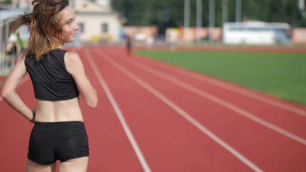Stadyumda Koşu Yapan Bayan Sporcu Güneşli Bir Günde Stadyumda Fiziksel — Stok video