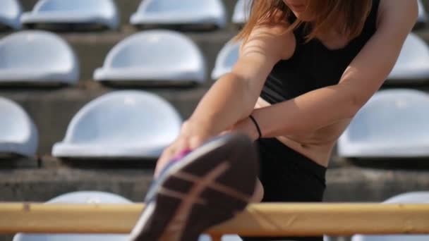 Athlète Féminine Jogging Sur Piste Dans Stade Athlète Féminine Faisant — Video