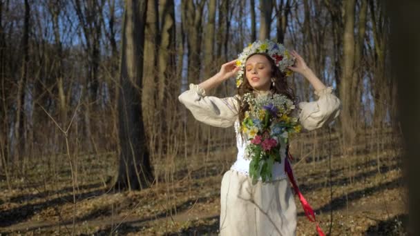 Vrouw Witte Jurk Omringd Door Bomen Meisje Bloemenkrans Loopt Het — Stockvideo