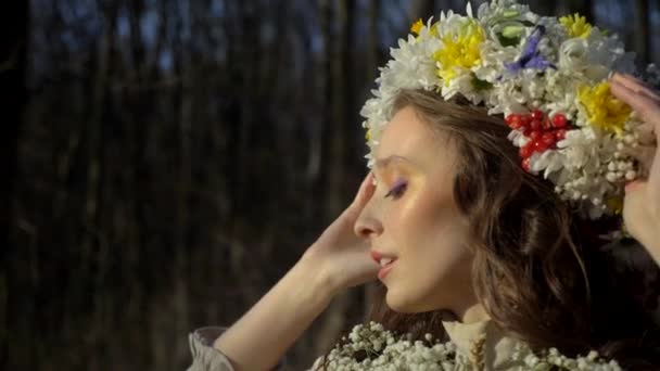 Vrouw Witte Jurk Omringd Door Bomen Meisje Bloemenkrans Loopt Het — Stockvideo