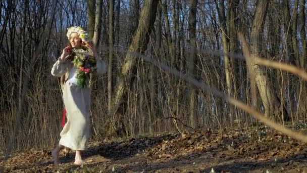 Mulher Vestido Branco Rodeada Árvores Menina Coroa Flores Caminha Floresta — Vídeo de Stock