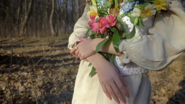 Femme Robe Blanche Entourée Arbres Fille Guirlande Fleurs Marche Dans — Video