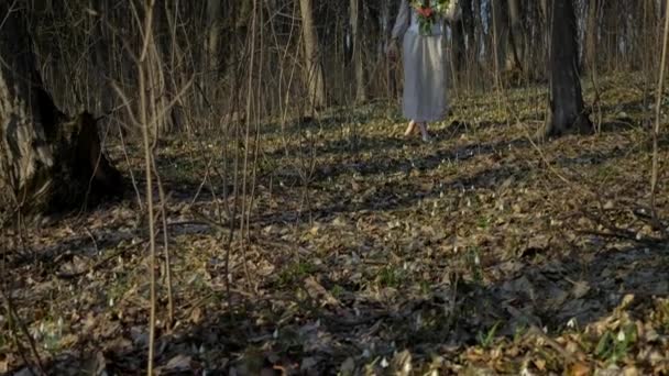 Жінка Білій Сукні Оточена Деревами Дівчина Вінку Квітами Ходить Лісі — стокове відео