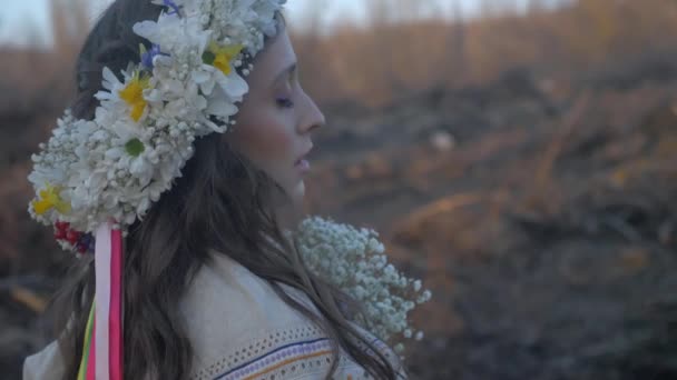 Femme Robe Blanche Entourée Arbres Fille Guirlande Fleurs Marche Dans — Video