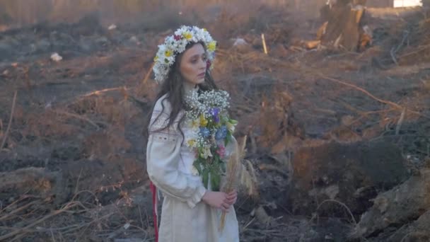 Beyaz Elbiseli Kadın Ağaçlarla Çevrili Çiçek Çelenkli Kız Ormanda Yürüyor — Stok video