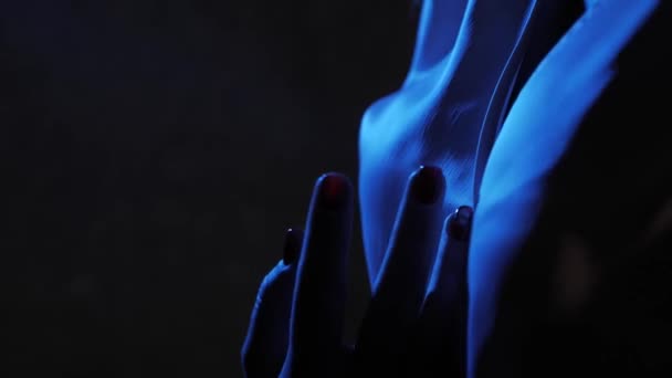 Молода Жінка Позує Темній Кімнаті Сексуальна Модель Молодої Дівчини Студії — стокове відео