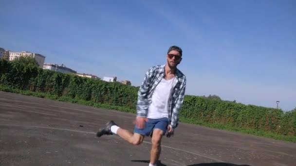 Stílusos Férfi Táncol Város Utcáin Fickó Hip Hop Táncol Épületek — Stock videók