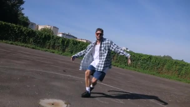 Stilvoller Mann Der Tanzbewegungen Auf Den Straßen Der Stadt Vollführt — Stockvideo