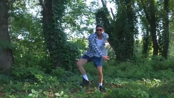 Funny Dancing Monkey Guy Dancing Hip Hop Forest Park Bailarines — Vídeos de Stock