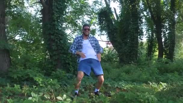 Funny Dancing Monkey Guy Dancing Hip Hop Forest Park Bailarines — Vídeo de stock