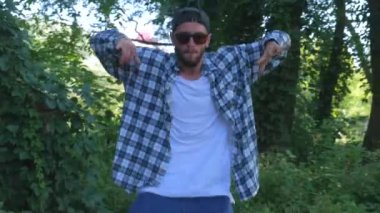 Maymun gibi komik dans ediyor, parkta hip-hop yapıyor profesyonel dansçı House Dansı ve Popping yapıyor..