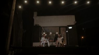 Gece gökyüzünün altında bir müzisyen ikilisi çalıyor. Bir adam keman çalar ve bir kız gece sokakta bir konserde şarkı söyler. Müzisyenler restoranın sahnesinde çalarlar..