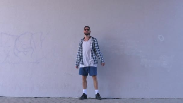 Stílusos Férfi Táncol Város Utcáin Fickó Hip Hop Táncol Épületek — Stock videók