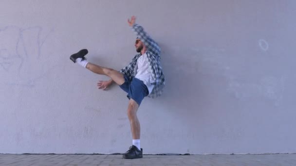 Homem Elegante Executando Movimentos Dança Nas Ruas Cidade Tipo Está — Vídeo de Stock