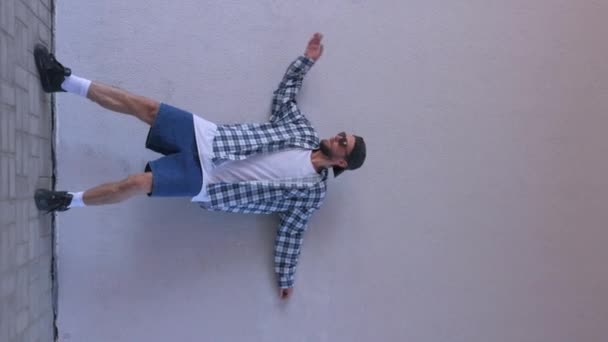 Hombre Con Estilo Realizando Movimientos Baile Las Calles Ciudad Tipo — Vídeos de Stock