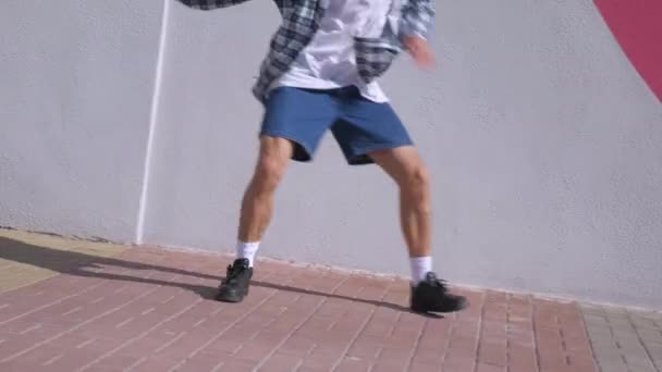 Homem Elegante Executando Movimentos Dança Nas Ruas Cidade Tipo Está — Vídeo de Stock