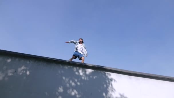 Stylowy Mężczyzna Wykonujący Ruchy Taneczne Ulicach Miasta Facet Tańczy Hip — Wideo stockowe
