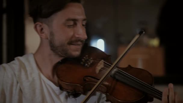 Duo Musisi Bermain Bawah Langit Malam Seorang Pria Memainkan Biola — Stok Video