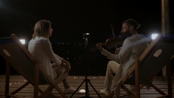 Duo Musicians Plays Night Sky Man Plays Violin Girl Sings — Stock Video