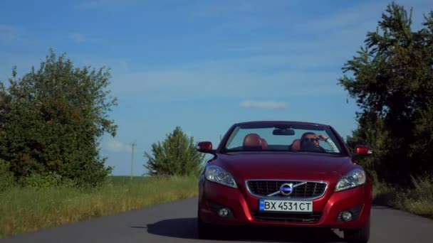 Adam Üstü Açık Bir Arabaya Biniyor Güzel Kırmızı Cabriolet Araba — Stok video