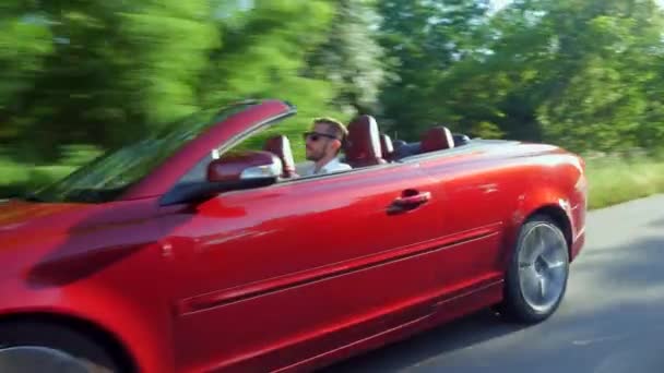 Jedzie Kabrioletem Piękny Czerwony Samochód Kabriolet Jazdy Drodze Dużą Prędkością — Wideo stockowe