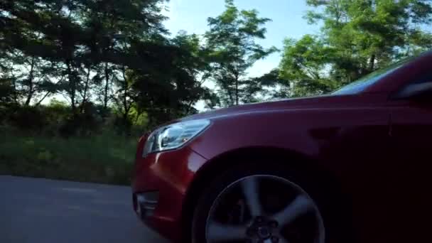 Человек Едет Кабриолете Автомобиль Красного Цвета Ехал Дороге Большой Скорости — стоковое видео