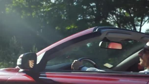 Man Rijdt Een Cabrio Mooie Rode Cabriolet Auto Rijden Weg — Stockvideo