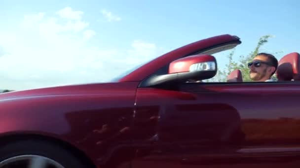 Homem Está Montado Num Descapotável Belo Carro Cabriolet Vermelho Dirigindo — Vídeo de Stock