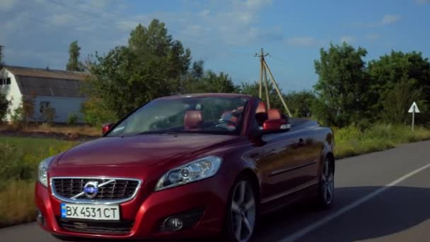 Ember Egy Kabrióban Gyönyörű Piros Kabrió Autó Nagy Sebességgel Halad — Stock videók