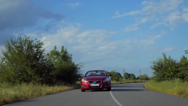 Homem Está Montado Num Descapotável Belo Carro Cabriolet Vermelho Dirigindo — Vídeo de Stock