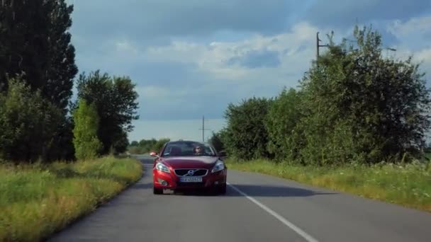 Ten Muž Jede Kabrioletu Krásné Červené Kabriolet Auto Jízdy Silnici — Stock video