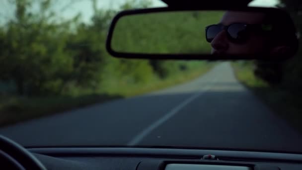 Adam Üstü Açık Bir Arabaya Biniyor Güzel Kırmızı Cabriolet Araba — Stok video