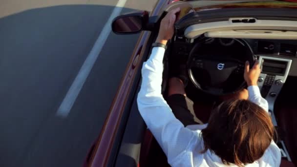 Quell Uomo Una Decappottabile Bella Cabriolet Rosso Guida Sulla Strada — Video Stock