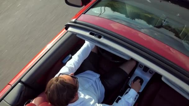 Hombre Descapotable Hermoso Coche Rojo Cabriolet Conducir Carretera Alta Velocidad — Vídeo de stock