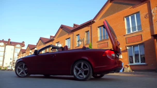 Ember Egy Kabrióban Gyönyörű Piros Kabrió Autó Nagy Sebességgel Halad — Stock videók