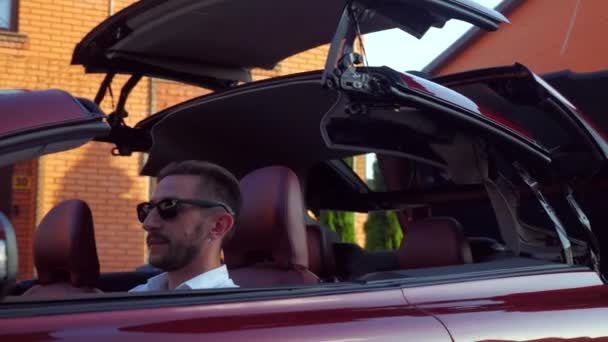 Quell Uomo Una Decappottabile Bella Cabriolet Rosso Guida Sulla Strada — Video Stock